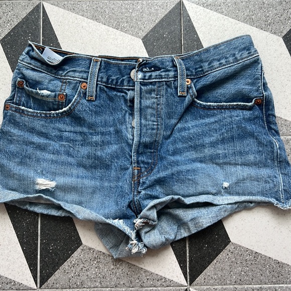 Levi's 501 Shorts - Picture 2 of 2